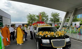 Xá lợi Phật về Đà Nẵng, người dân đổ ra đường cung đón