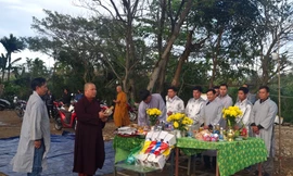 Bờ sông Đà Nẵng nườm nượp người cúng rằm tháng Giêng, phóng sanh lúc chiều tối