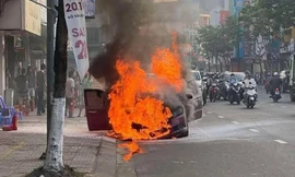 Sau tiếng nổ, ô tô cháy dữ dội giữa phố ở Đà Nẵng