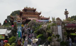 Hàng vạn người đổ về chùa Quán Thế Âm chiêm bái xá lợi Phật