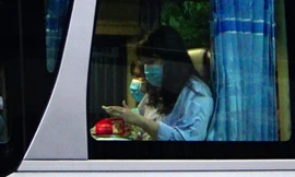 Điểm thi duy nhất ở Đà Nẵng không có phụ huynh đưa đón, ngóng chờ con vượt vũ môn