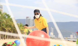 'Thần tốc' sạch trơn rác, du khách kéo về biển Đà Nẵng vui chơi sau bão