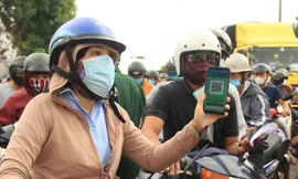 Bỏ xét nghiệm, biển người ùn ứ trước chốt kiểm soát vào Đà Nẵng 