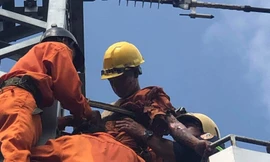 Tự ý leo lên cột điện, nam thanh niên bị điện giật mắc kẹt trên cột