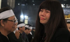 Ca sĩ Ngọc Anh 3A về đưa tiễn mẹ chồng cũ - NSND Tường Vi - về nơi an nghỉ