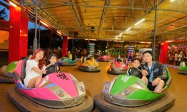 Đà Nẵng mưa lạnh, điểm vui chơi trong nhà hút khách, phố cổ Hội An rộn ràng trở lại