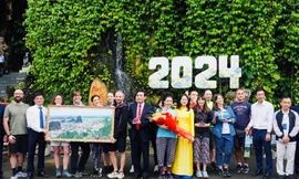 Khách Italia 'xông đất' Ngũ Hành Sơn; đông nghịt khách ghé Đắk Lắk đầu năm mới 2024