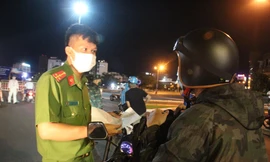 Cận cảnh Đà Nẵng lập nhiều chốt kiểm tra 'lý do ra đường' sau 18 giờ