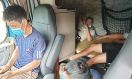 Từ TPHCM, 5 người thuê xe container ra Bắc để tránh chốt kiểm dịch