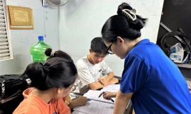 'Thầy cô áo xanh' chạy nước rút cùng sĩ tử khó khăn