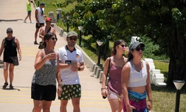 Khách Tây vượt dốc cao, đèo khúc khuỷu tới Hải Vân Quan 