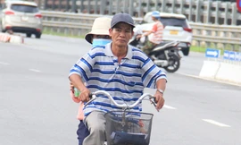 Cha nghèo đạp xe 'cà tàng' chở con đi thi giữa phố Đà Nẵng