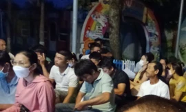 Phụ huynh chen chúc từ 2 giờ sáng nộp hồ sơ cho con học mẫu giáo 