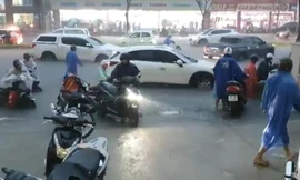 Mưa xối xả, đường biến thành sông, người dân Đà Nẵng khổ sở về nhà