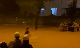 Căng dây giải cứu người dân Đà Nẵng giữa dòng nước dữ trong đêm