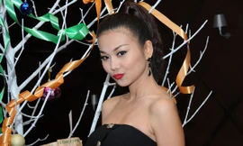Thanh Hằng vai trần dự tiệc