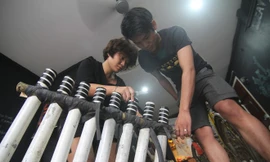 Teen Sài Gòn sành điệu chơi nhạc từ... phế liệu