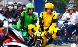 Người nước ngoài đua xe máy ruồi trên phố Sài Gòn