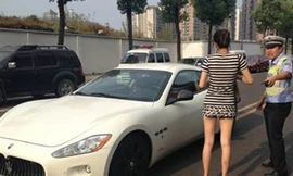 Tiểu thư chân dài đỗ siêu xe giữa đường 'chướng mắt'