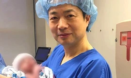 Bác sĩ John Zhang và bé trai đầu tiên có 3 ADN. Ảnh: New Hope Fertility Centre