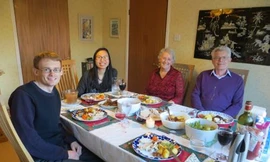 Chị Ngân bên bố mẹ chồng. Ảnh: NVCC.