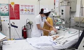 Trẻ đuối nước được cấp cứu tại BV Nhi đồng 1. Ảnh: HÀ PHƯỢNG