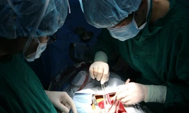 Các bác sĩ phẫu thuật cho bệnh nhân. Ảnh: P.T