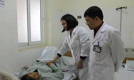 Ảnh: Các BS bệnh viện E đang thăm khám cho bệnh nhân S sau ca can thiệp