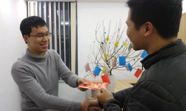 Xông đất đầu năm là tục lệ của nhiều gia đình Việt. Ảnh: Công Tâm.