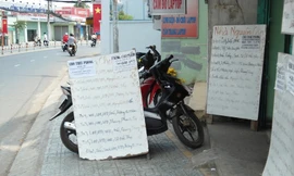 Trước cửa trung tâm trên đường Phan Văn Trị chỉ có mấy tấm biển cũ Ảnh: G.H