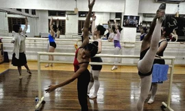 Ngắm nữ sinh trường múa ba lê khổ luyện