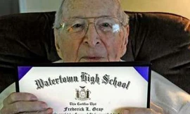 Cụ ông 97 tuổi nhận bằng tốt nghiệp sau 80 năm