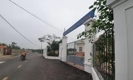 Nhà văn hóa tiền tỷ mới xây xuống cấp, nghi bị phá hoại