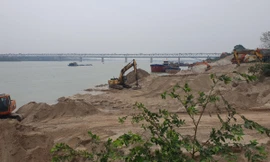 Cảnh sông Hồng qua Hà Nội bị bóp nghẹt, gây nguy cơ vỡ đê cao