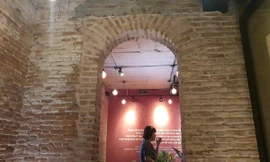 Cận cảnh hầm Nhà hát Lớn Hà Nội bị biến thành nơi bán cà phê, có dấu hiệu đục phá