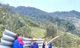 Tuổi trẻ Lào Cai cõng vật liệu, băng đèo dốc giúp người dân xóa nhà tạm