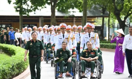 Trào cảm xúc hình ảnh những thương binh nặng viếng Lăng Chủ tịch Hồ Chí Minh trong trời thu Hà Nội