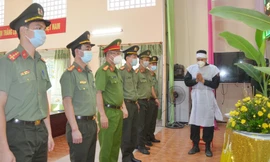 Bà nội và bố cùng mất ở quê, chiến sỹ cảnh sát cơ động chịu tang nơi chống dịch