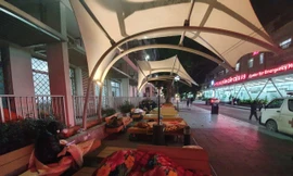 Cảnh người nhà bệnh nhân vạ vật trong đêm lạnh thấu xương ở Hà Nội