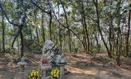 Chuyện về hòn đá kỳ lạ được phong 'Thánh', cách biên giới Việt - Trung chưa đầy 1 mét