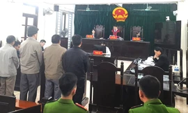 Bốn cán bộ thôn được hàng trăm người dân xin giảm án bị tuyên phạt 21 năm tù