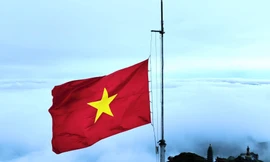 Hình ảnh thượng cờ trên đỉnh Fansipan mừng Ngày Thống nhất non sông
