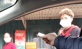 Tái diễn tình trạng dựng rào, thu tiền người dân xuống bãi sông Hồng vui chơi