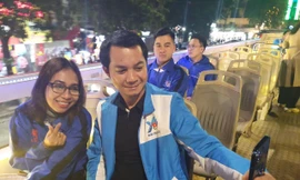 Đại biểu dự Đại hội Đoàn XII trải nghiệm xe buýt hai tầng ở Thủ đô