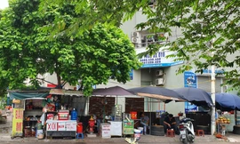 Hà Nội: Hàng quán chiếm vỉa hè khu đô thị, che cả trụ nước cứu hỏa