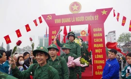 Phó Tổng Tham mưu trưởng Quân đội nhân dân Việt Nam Phùng Sỹ Tấn dự lễ bàn giao quân tại Lào Cai