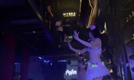 Hít bóng cười, người ra bã: Clip lạc vào bữa tiệc bóng xuyên đêm