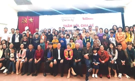 Hình ảnh xúc động tại buổi thăm hỏi học sinh, sinh viên vụ cháy chung cư mini ở Hà Nội