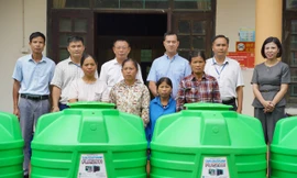 Tặng 50 bồn nước cho bà con vùng lũ ngoại thành Hà Nội