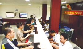 Làm thủ tục hành chính một cửa ở quận Thanh Xuân, Hà Nội. Ảnh: Hồng Vĩnh